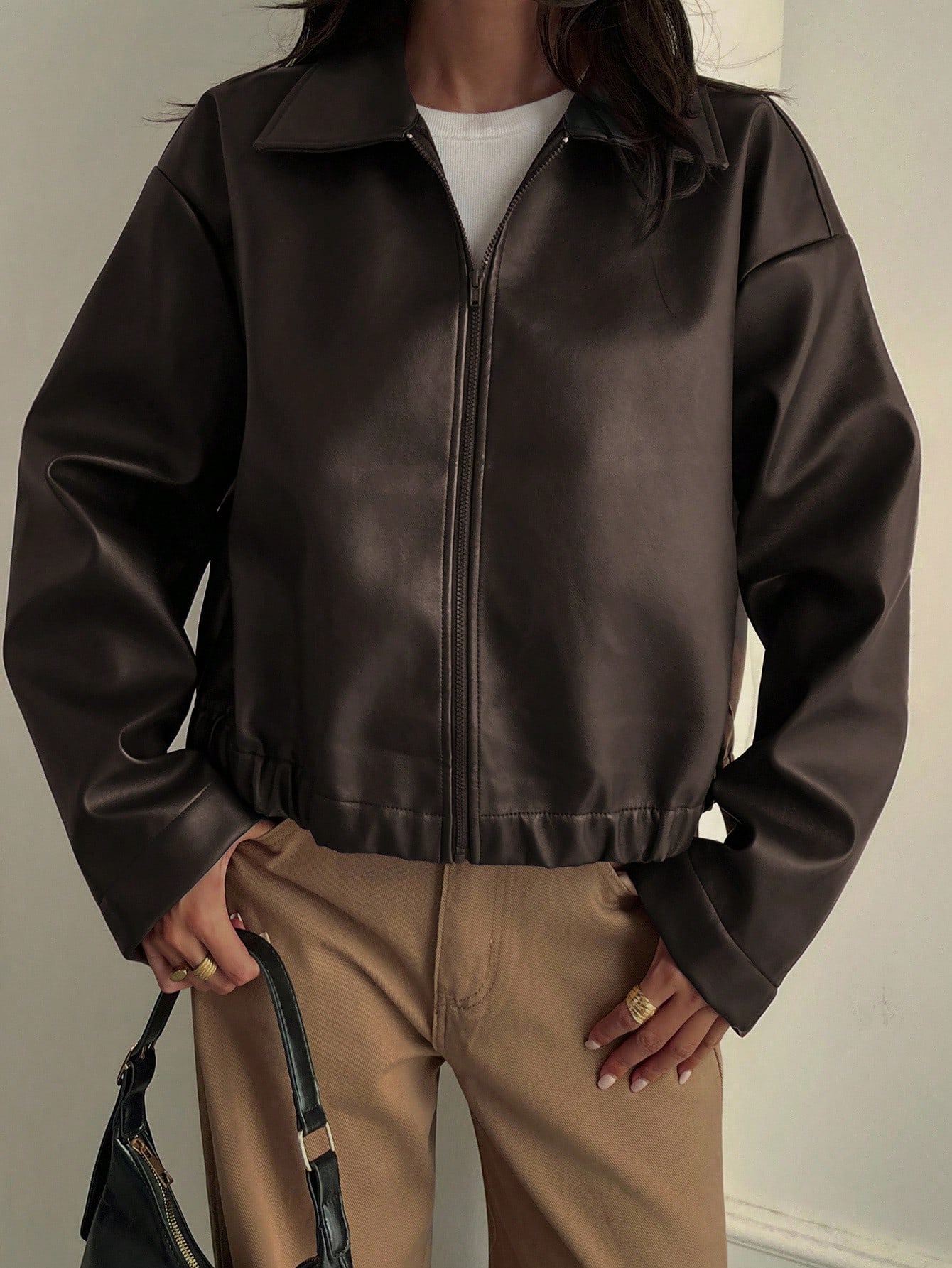 DAZY Jaqueta Casual Solta de Couro Sintético Feminina, Ajuste Regular, Outono/Inverno 2 DAZY Jaqueta Casual Solta de Couro Sintético Feminina, Ajuste Regular, Outono/Inverno - Imagem 2